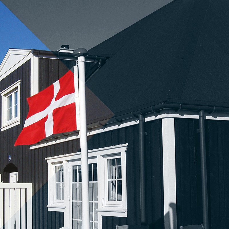 Odense Bolig hus med dansk flagg.